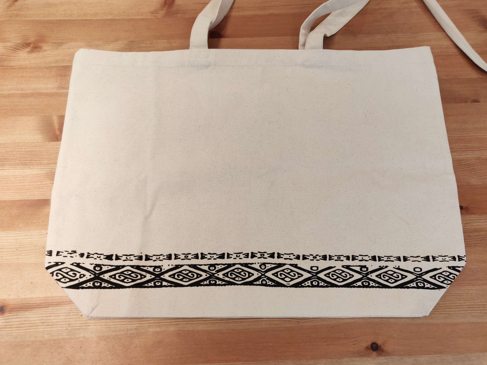 Second tote bag reprenant un motif provenant directement d'un village péruvien, retravaillé numériquement.